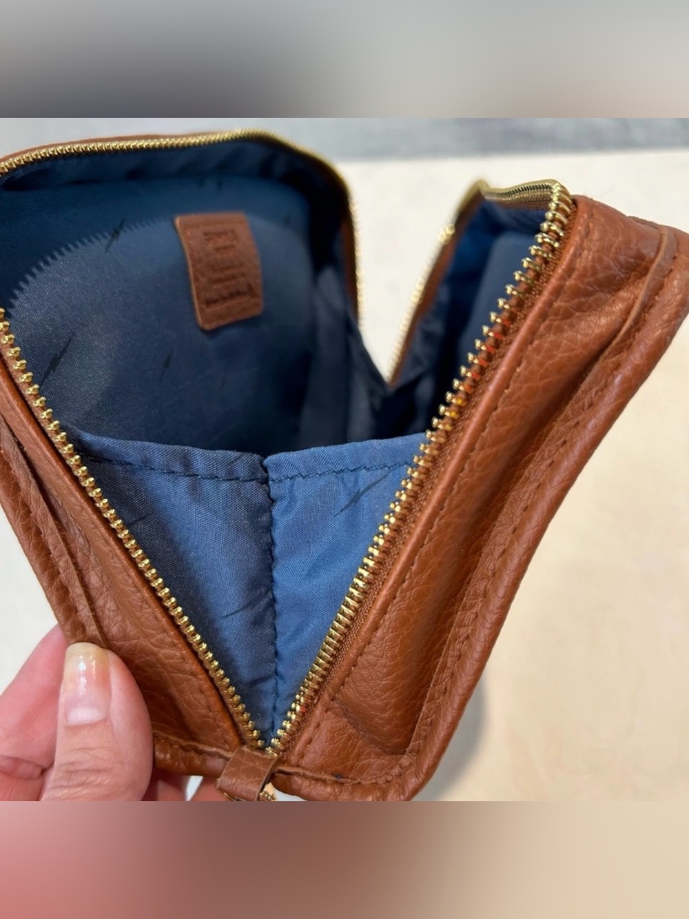 Shinola Detroit American Airlines 1st Class
Amenity Kit Travel Pouch w Strap - Picture 5 of 9
